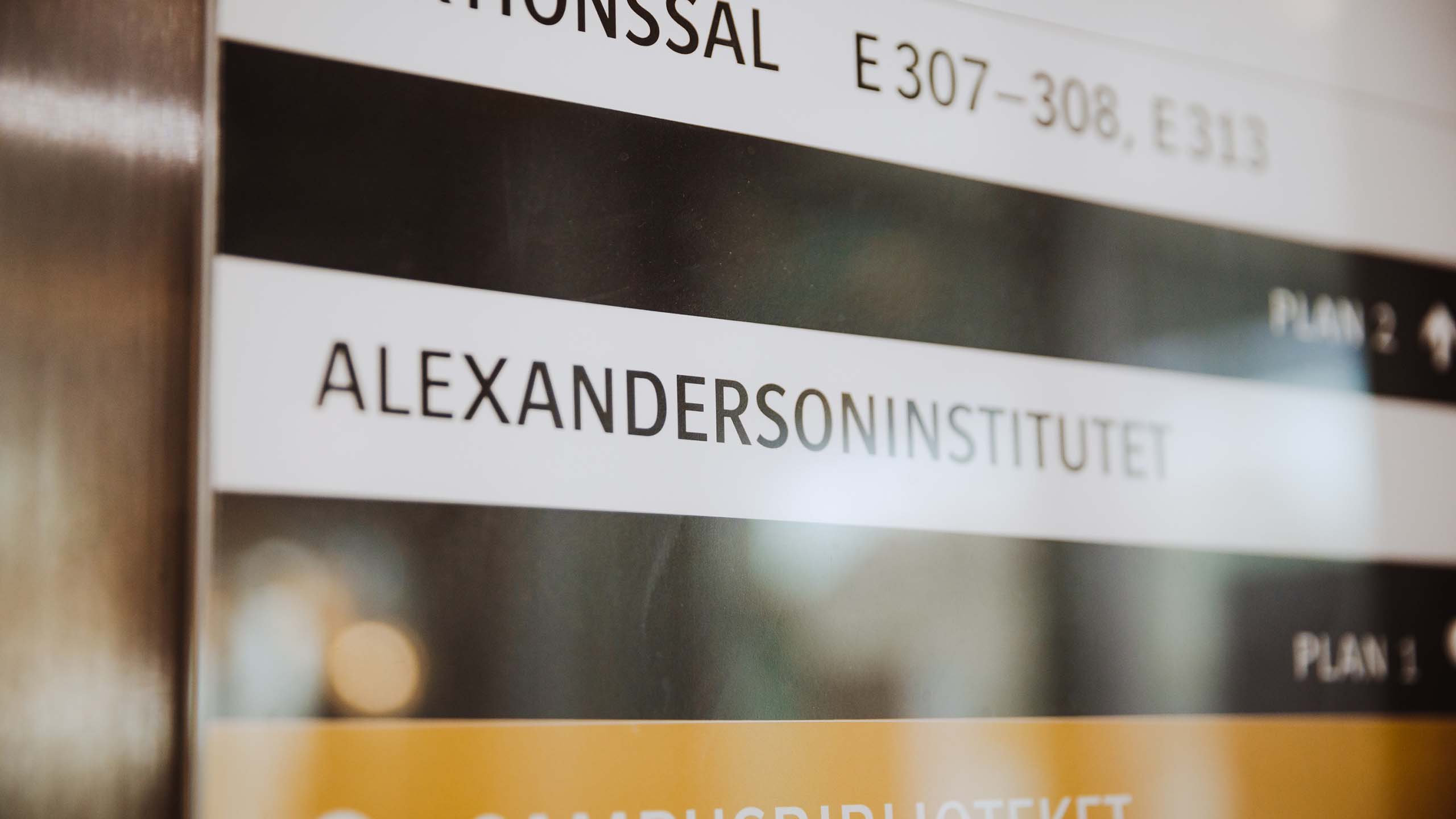 Skylt som meddelar att Alexandersoninstitutet finns på plan 2.