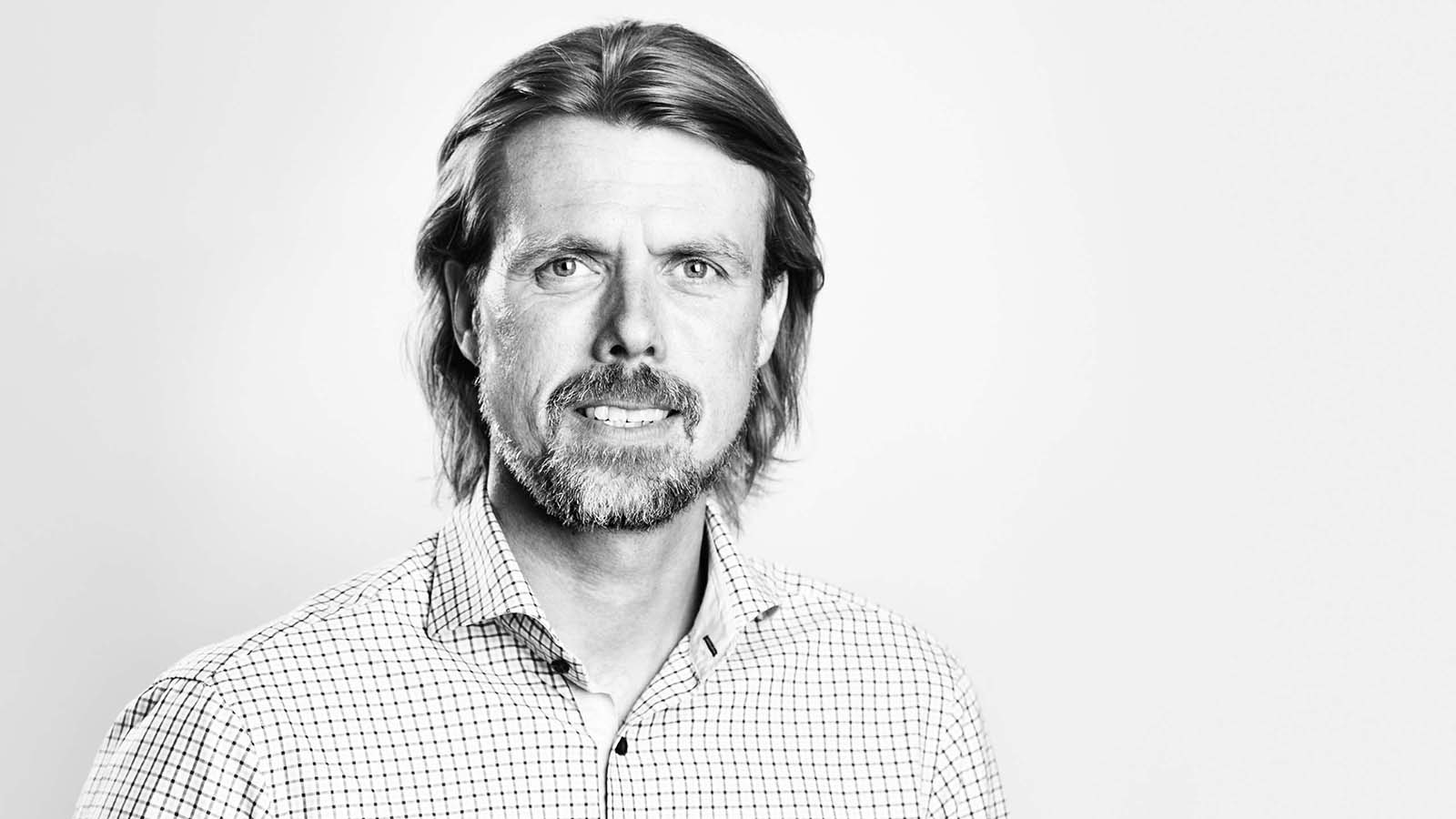 Svartvitt personalporträtt på Anders.