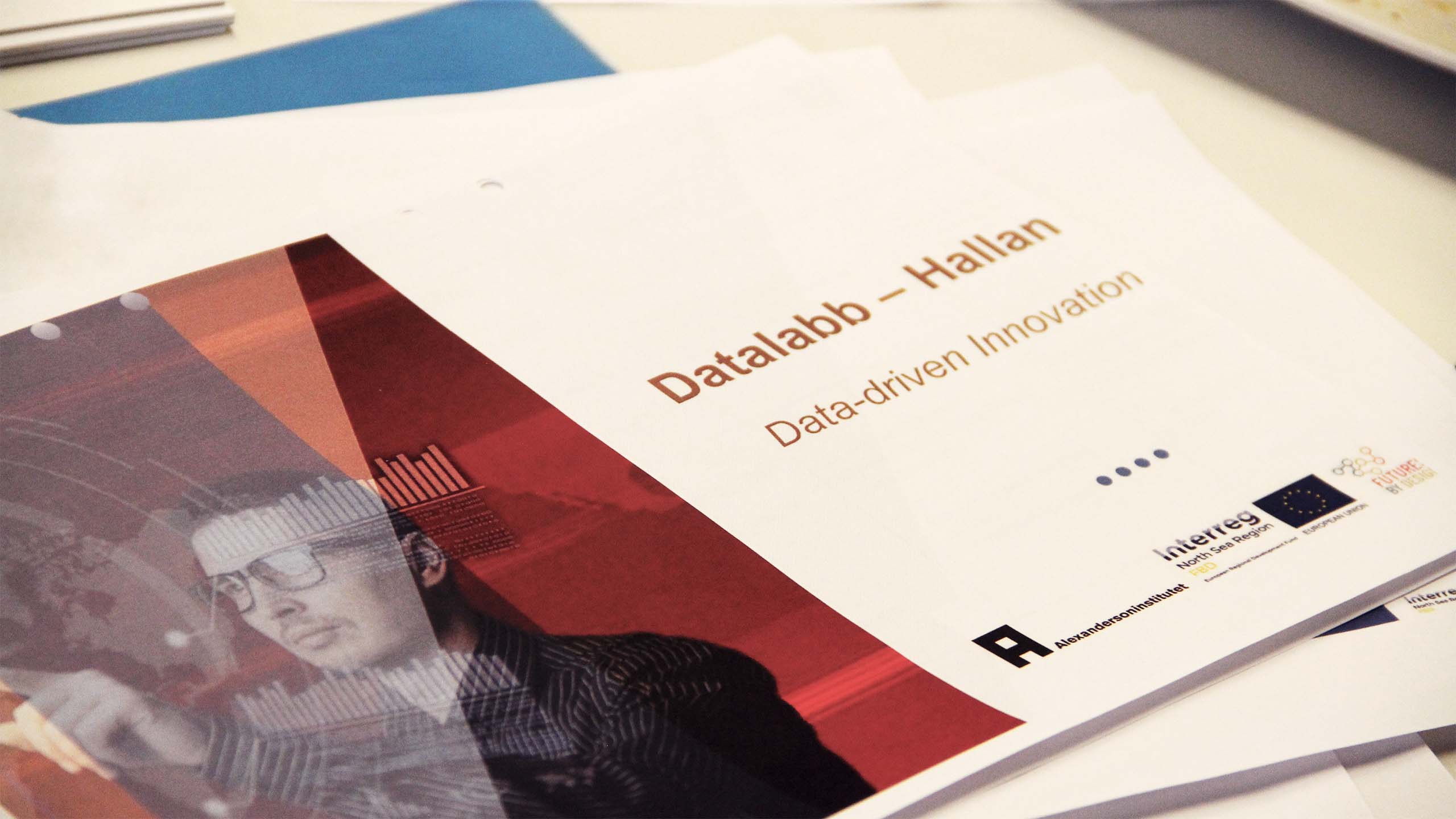 Papper med texten Datalabb Halland, datadriven innovation.