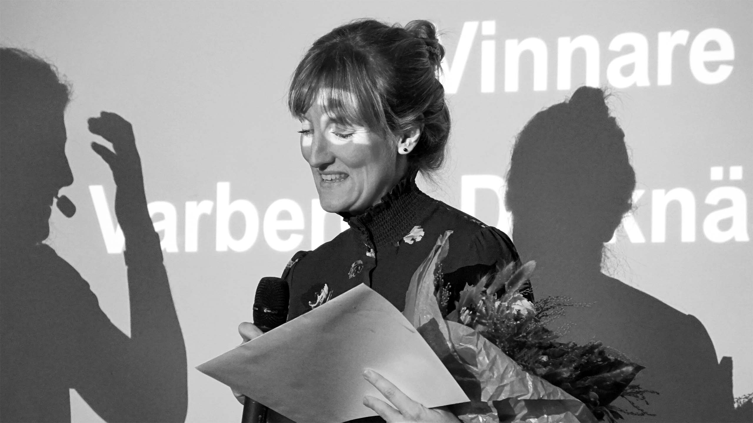 Vinnaren av Varbergs Draknäste 2019 tar emot pris och blommor.