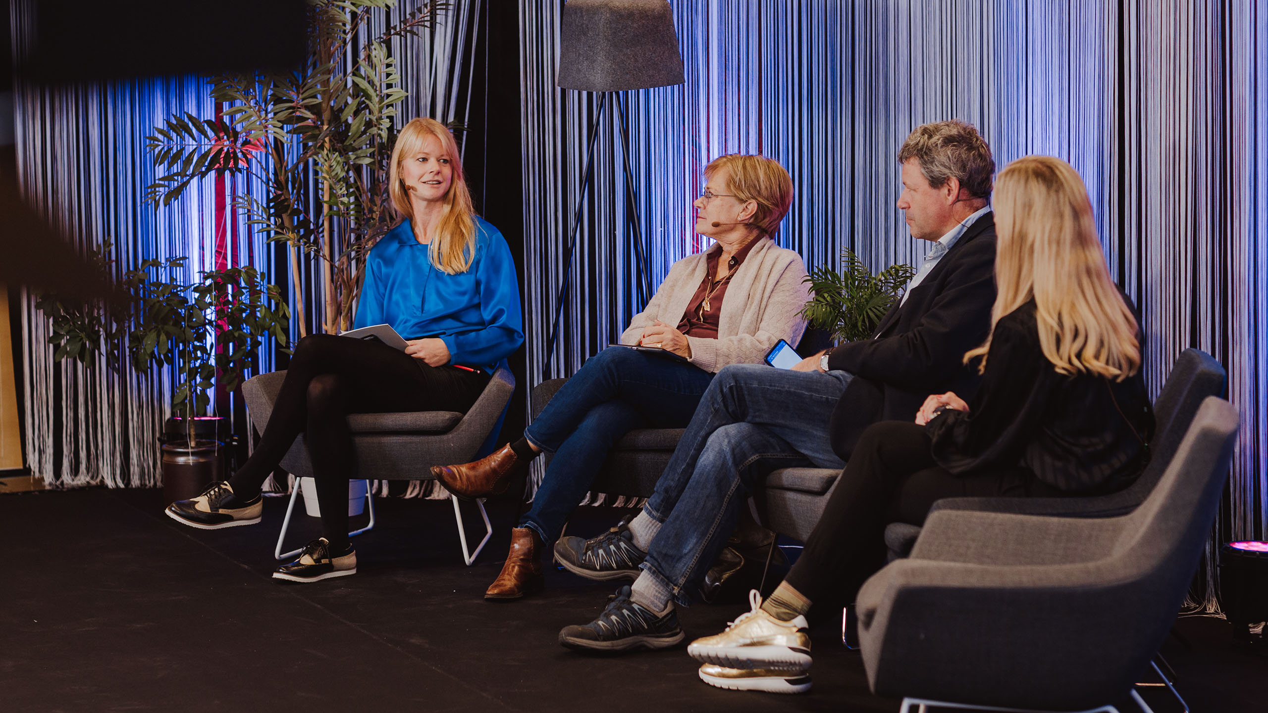 Fyra personer sitter och diskuterar på scen under Halland Tech Week 2021.