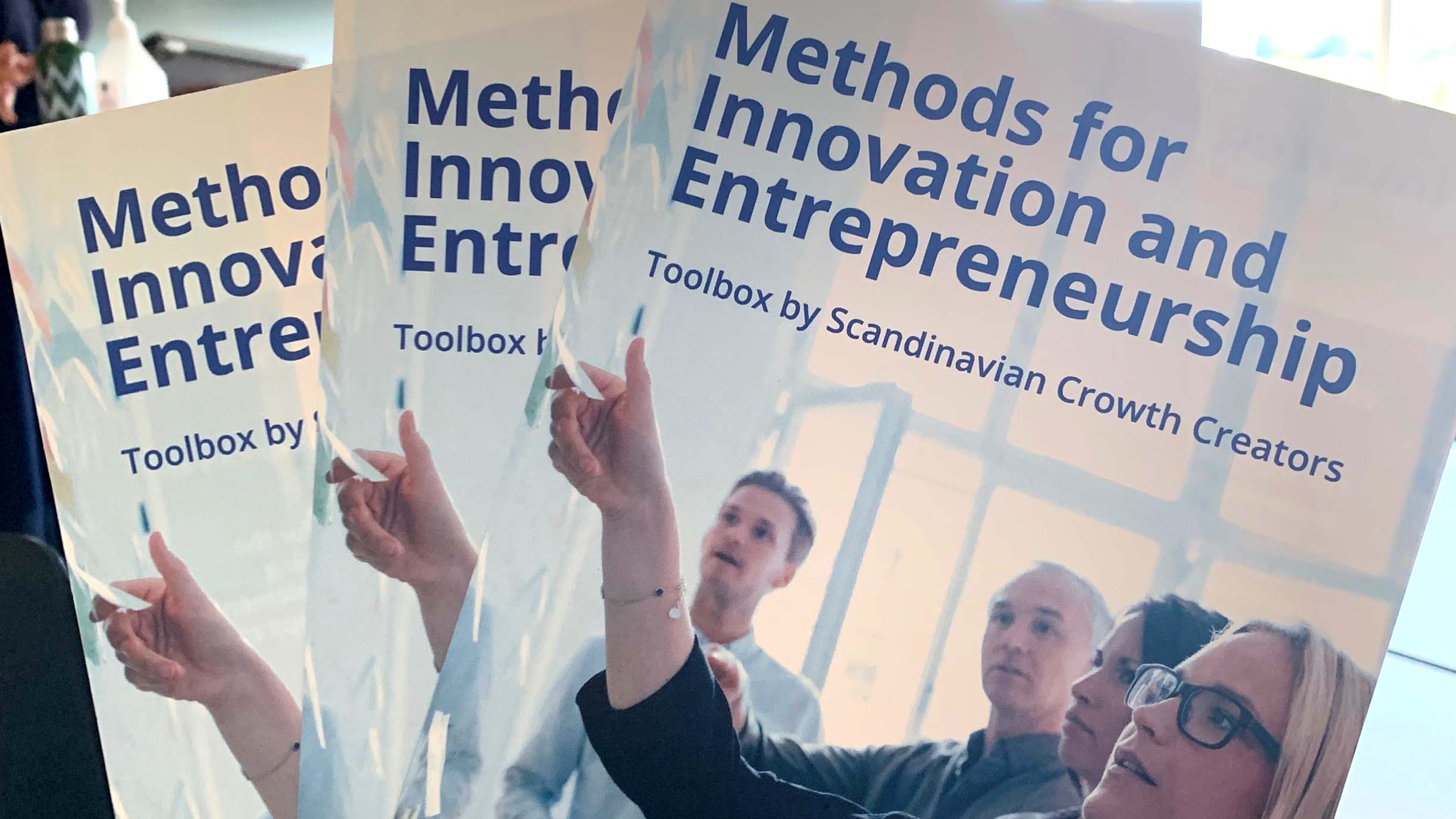 Tre fysiska exemplar av verktyget Metoder för innovation och entreprenörskap.